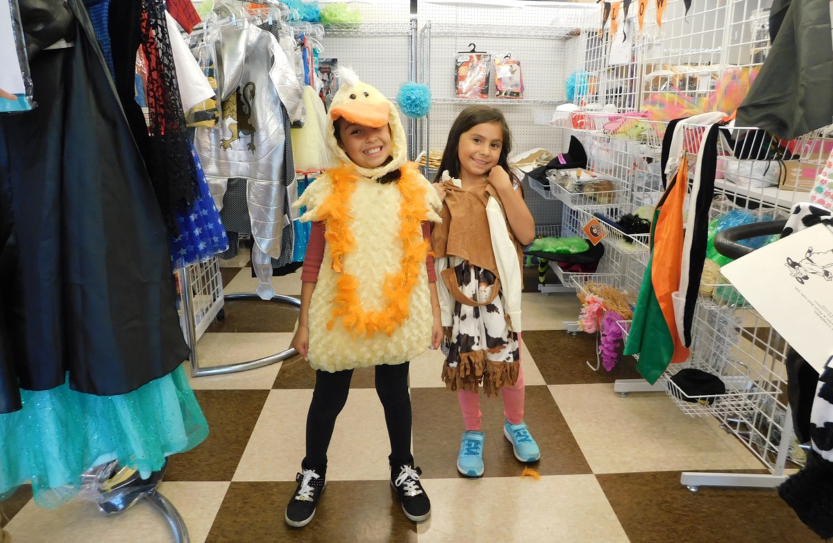 2 kids dressed up as a duck and a cowgirl